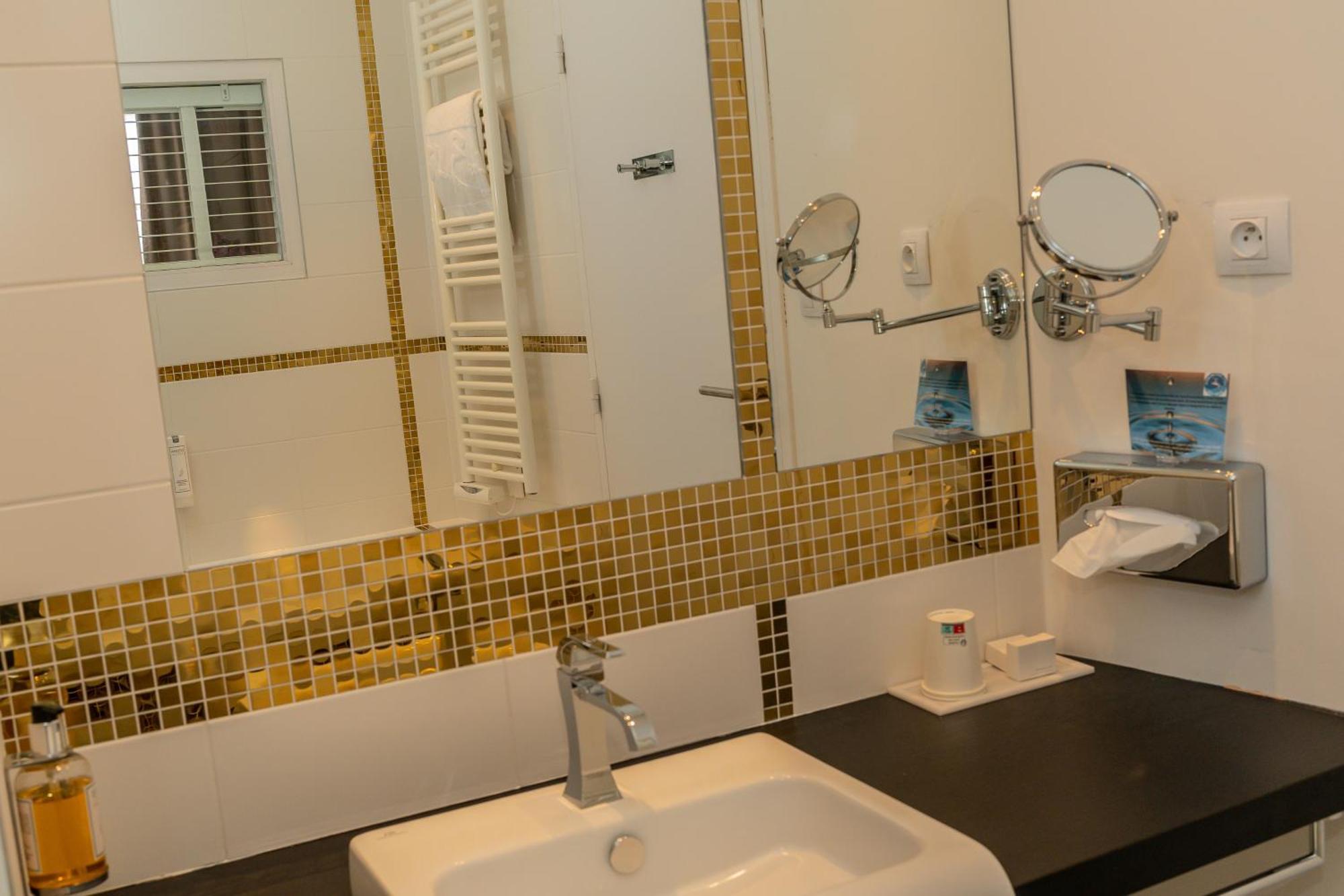 Les 3 Lieux Hotel Les Ponts-de-Cé Екстериор снимка