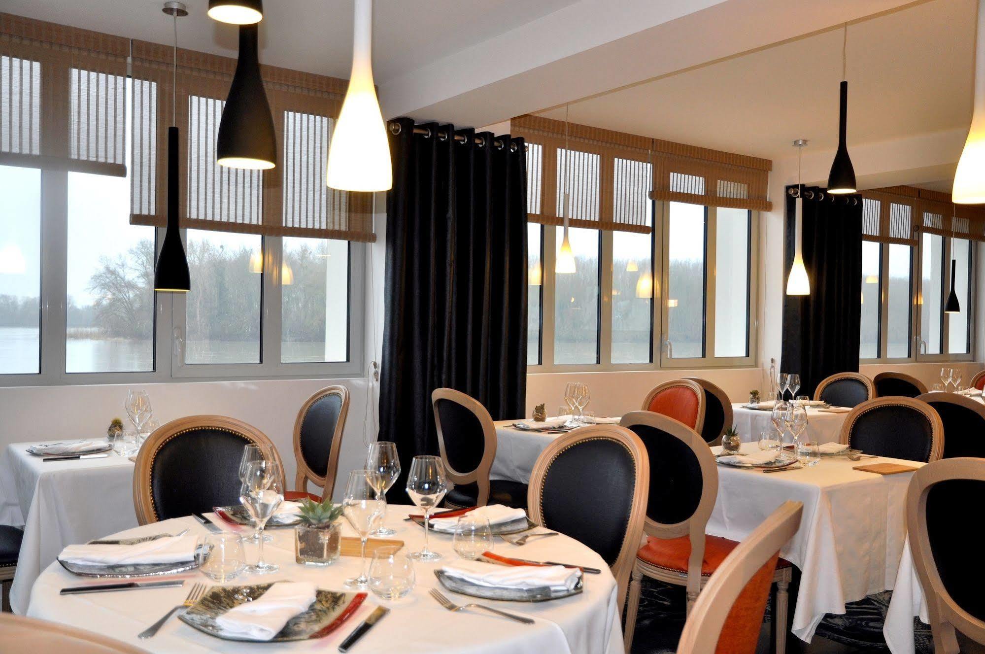Les 3 Lieux Hotel Les Ponts-de-Cé Екстериор снимка